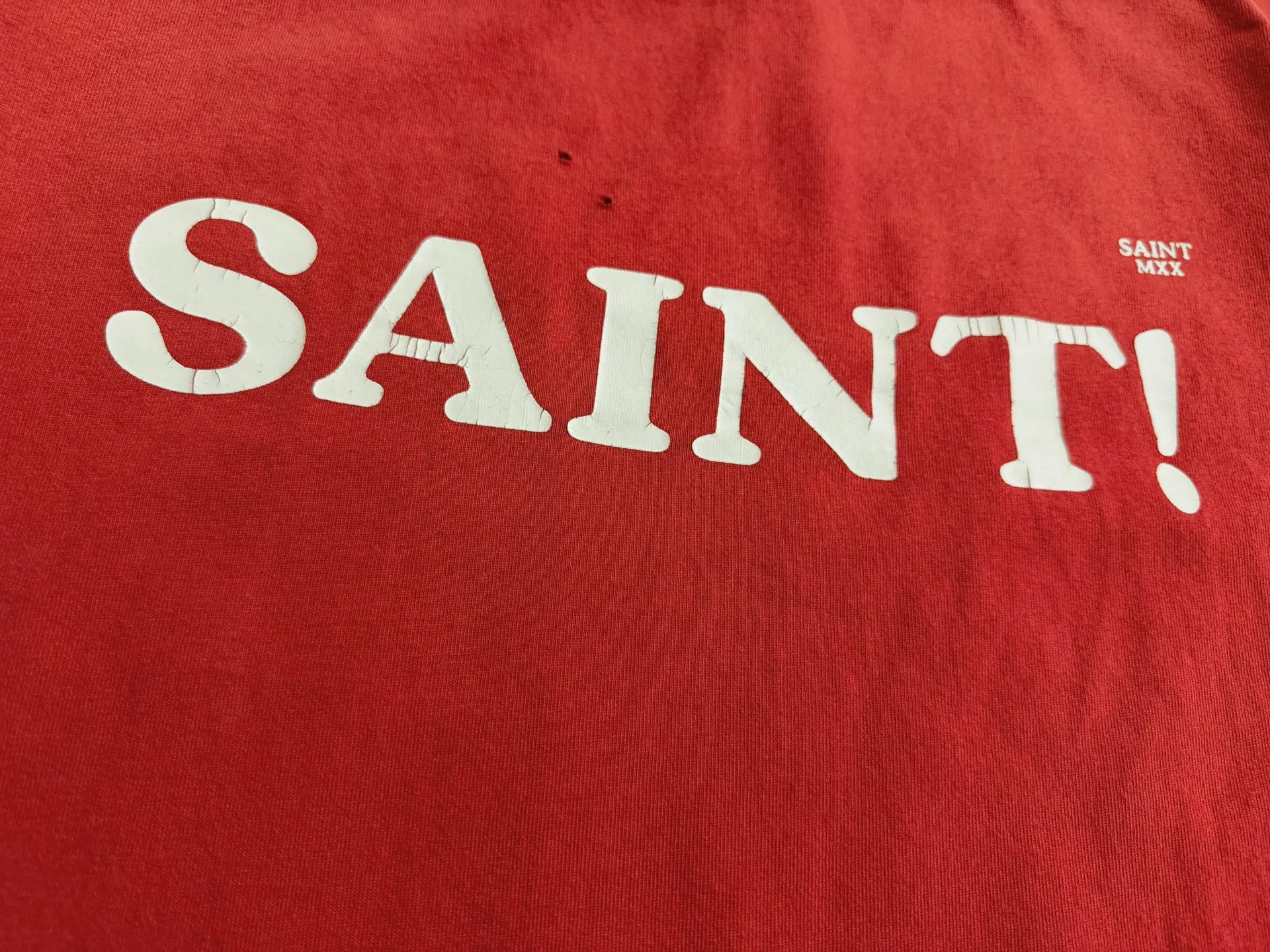 ❥8045 P136 Saint Mxxxxxx red distressed short-sleeve made of pure cotton fabric 290g loose fit process: cracked pulp printing + holes + spray-coded batik fried and washed Size: (S-M-L-XL) Color: washed red